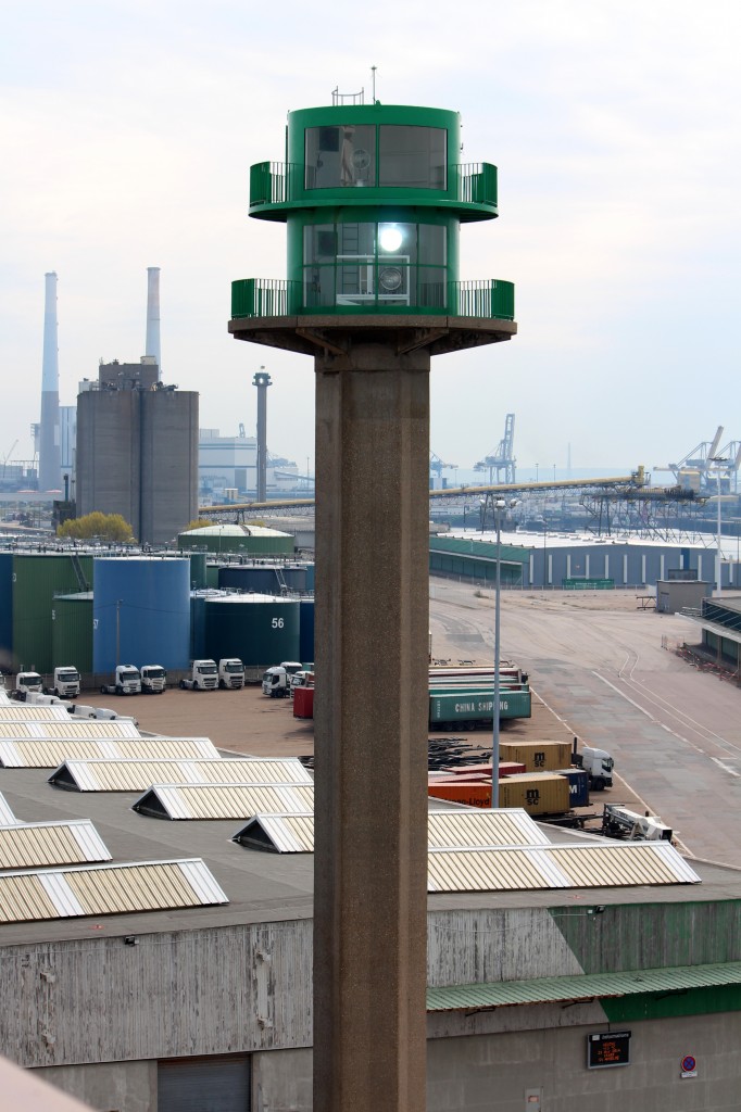 Das Leuchtfeuer Quai Descale Anterieur am 21.04.2014 im Hafen von Le Havre.