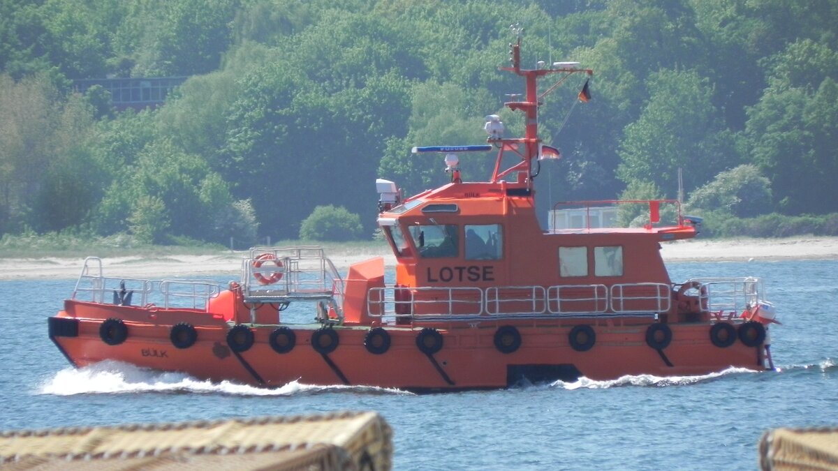 Das Lotsenboot  BÜLK  auf der Kieler Förde vor Laboe am 25.05.23. Das Schiff ist ein Boot der  Alupilot-17M-Klasse, einer Serie von schnellen Lotsenbooten, die seit 2008 in Norwegen und seit 2010 in Deutschland im Einsatz sind.