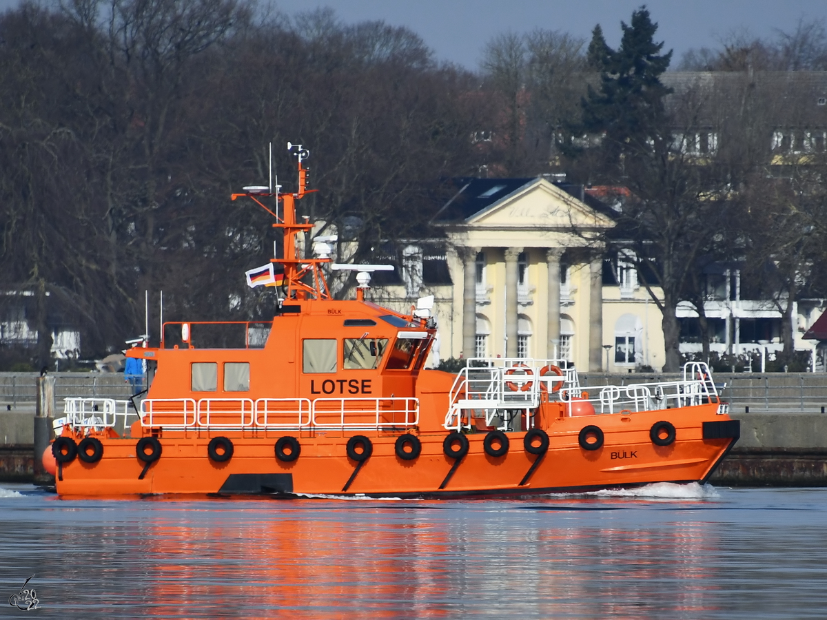 Das Lotsenboot BÜLK (MMSI: 211224270) verlässt hier Ende März 2022 Travemünde