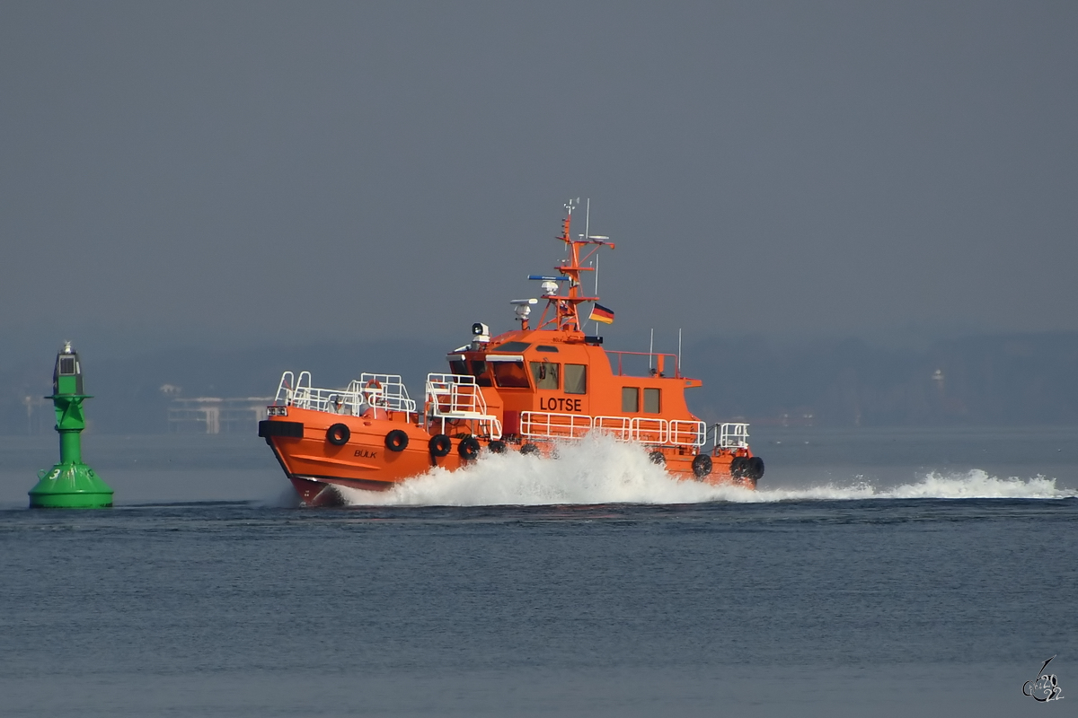 Das Lotsenboot BÜLK (MMSI: 211224270) kehrt nach Travemünde zurück. (Priwall, März 2022)