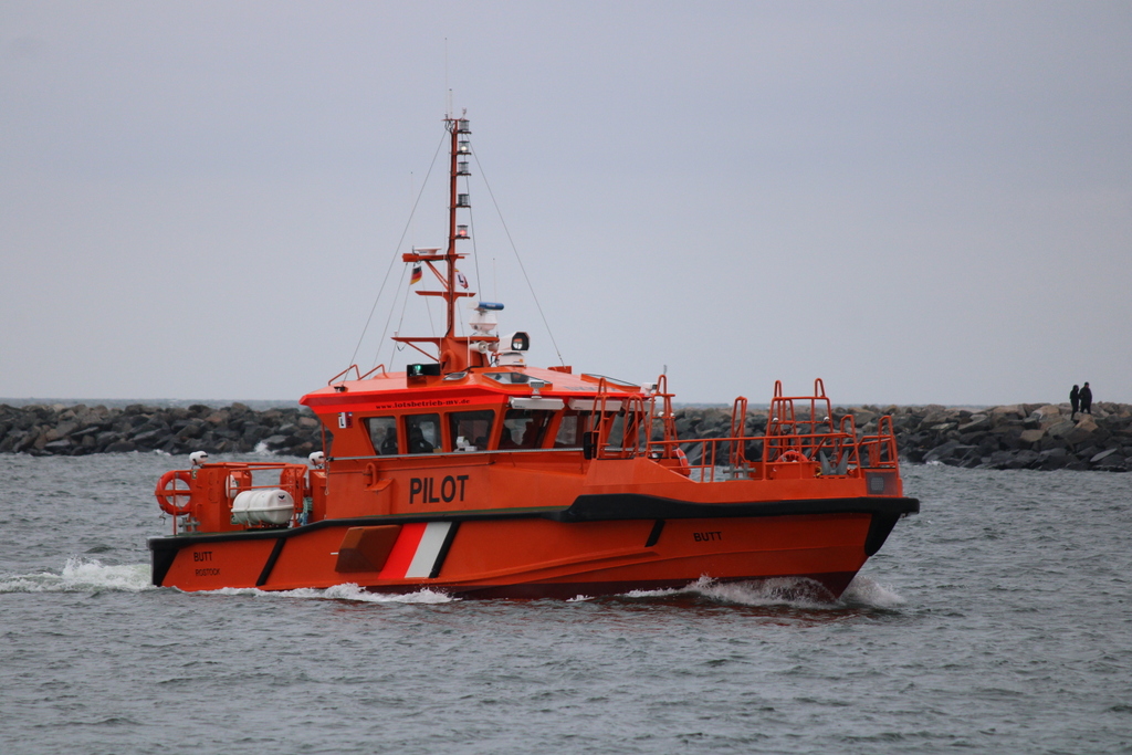 das Lotsenboot BUTT am 14.03.2021 in Warnemünde.