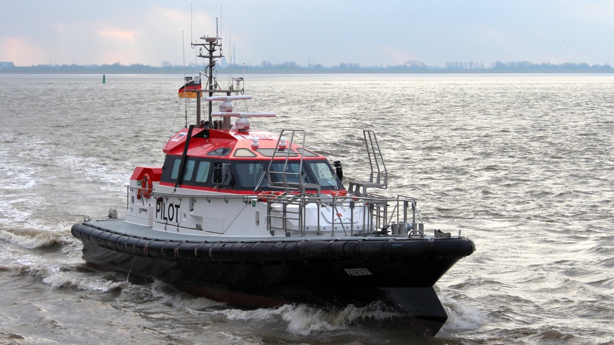 Das Lotsenboot Fresena am 29.12.2013 auf der Weser vor der Nordschleuse von Bremerhaven.