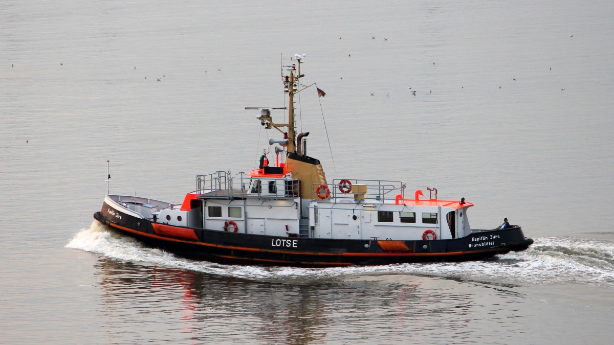 Das Lotsenboot Kapitän Jürs am 17.07.2014 auf der Elbe vor Brunsbüttel.