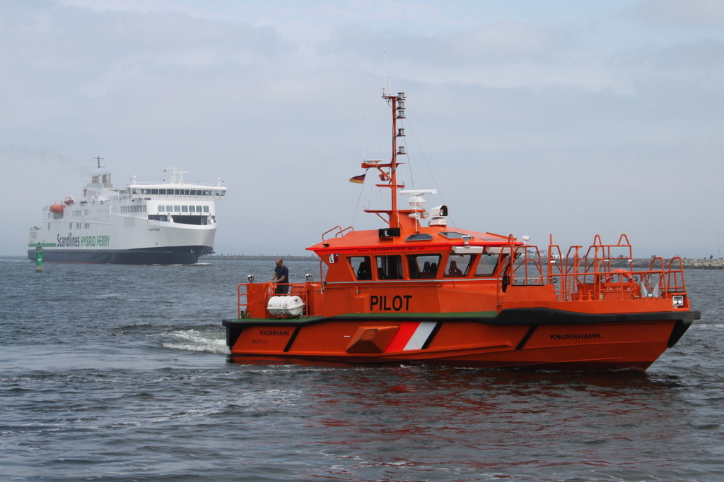 das Lotsenboot Knurrhahn am 27.05.2017 in Warnemünde im Hintergrund kam die Scandlines Fähre Copenhagen rein.