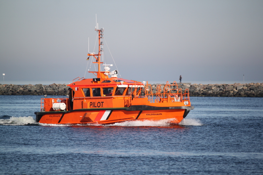 Das Lotsenboot Knurrhahn zeigte sich am 15.02.2019 bei herrlichsten Sonnenschein in Warnemünde.