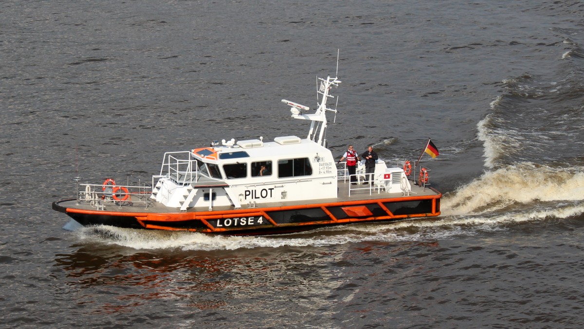 Das Lotsenboot Lotse 4 am 17.07.2014 auf der Elbe vor Hamburg.