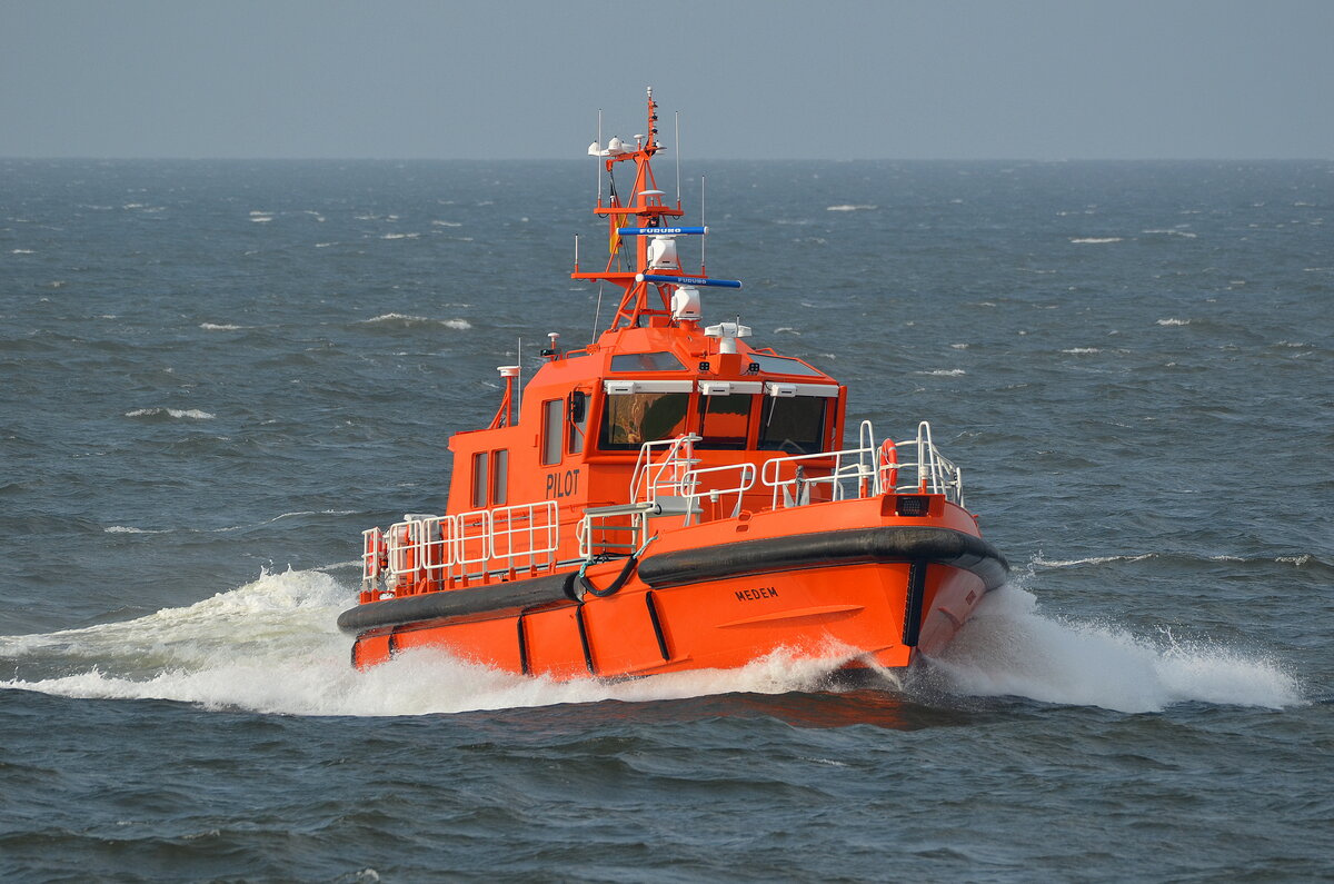 Das Lotsenboot MEDEM IMO-Nummer:9922342 Flagge:Deutschland Länge:17.0m Breite:6.0m vor der Alten Liebe Cuxhaven am 26.08.22