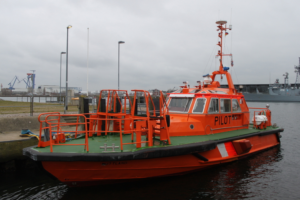 Das Lotsenboot Muttland lag am Morgen des 02.03.2019 am Anleger in Hohe Düne.