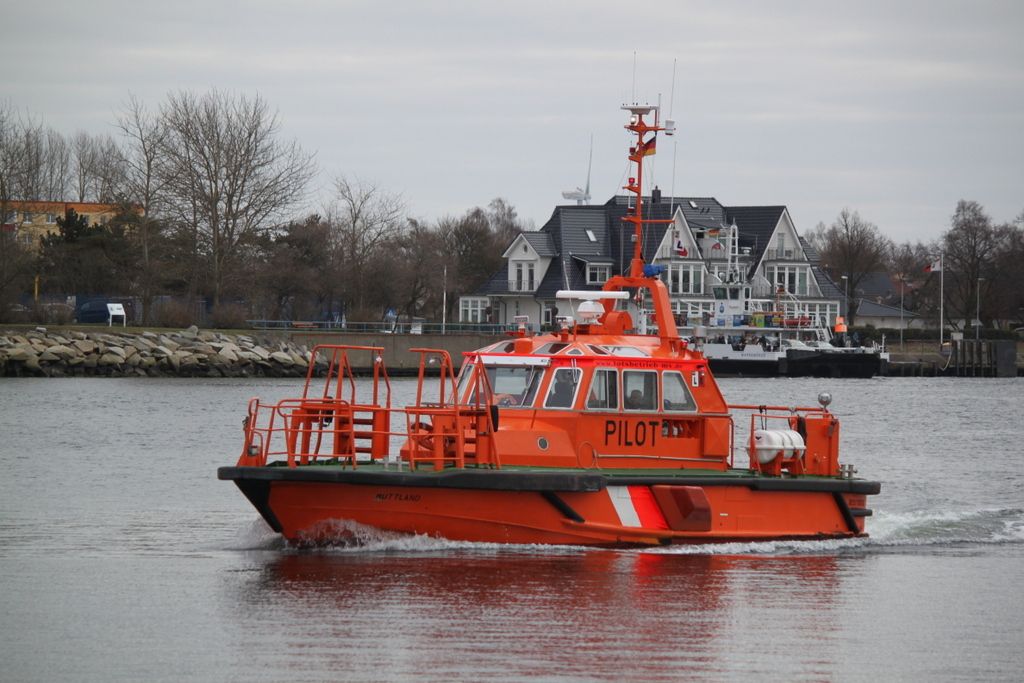 Das Lotsenboot Muttland rckte am Mittag von Warnemnde Richtung Seekanal aus.18.02.2018