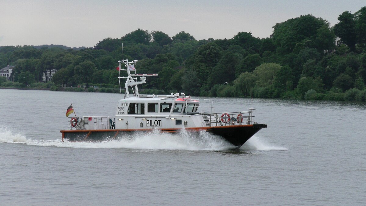Das Lotsenboot PILOT fährt am 29.07.2017 elbaufwärts in Höhe der Lotsenstation am Bubendey-Ufer.