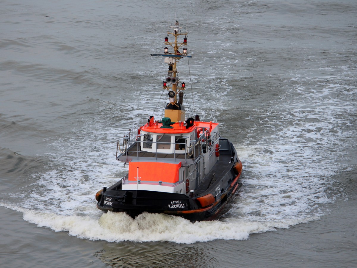 Das Lotsenboot Pilot Kapitän Kircheiss am 17.07.2014 auf der Elbe vor Brunsbüttel.