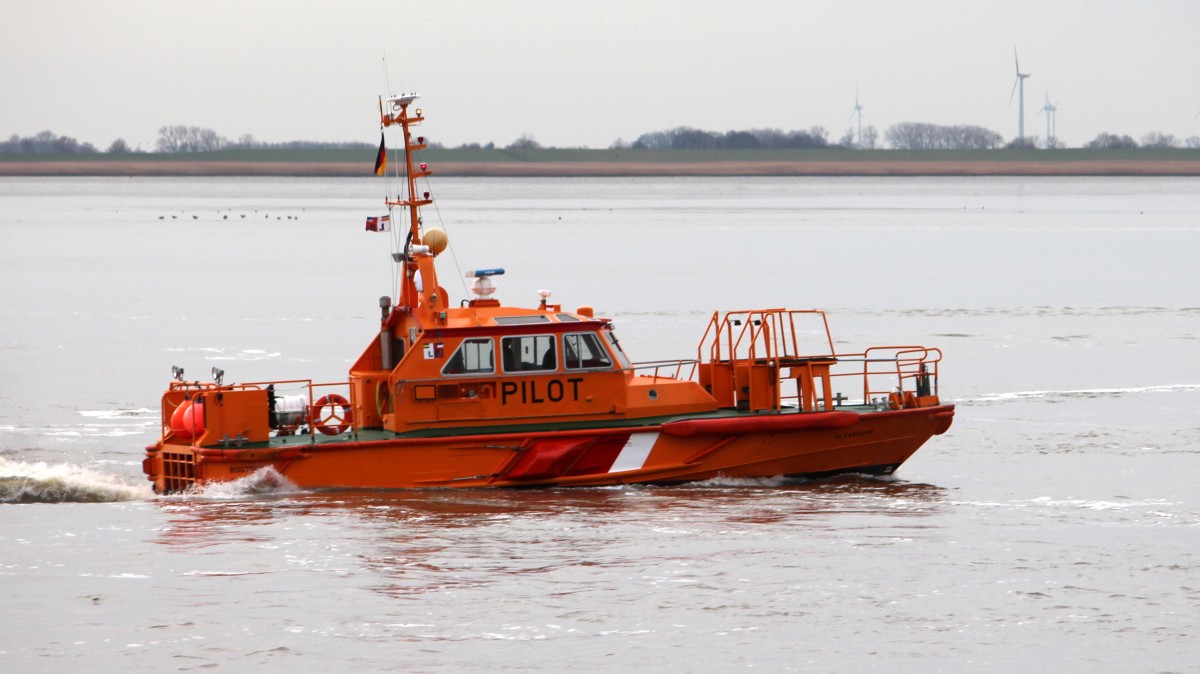 Das Lotsenboot Pilot Klaashahn am 10.02.2014 auf der Weser vor Bremerhaven.