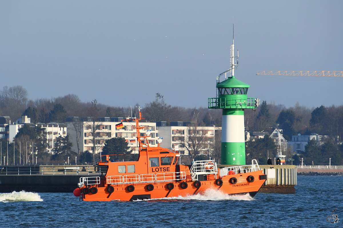 Das Lotsenboot TRAVEMÜNDE fährt in die Ostsee hinaus. (Travemünde, März 2022)