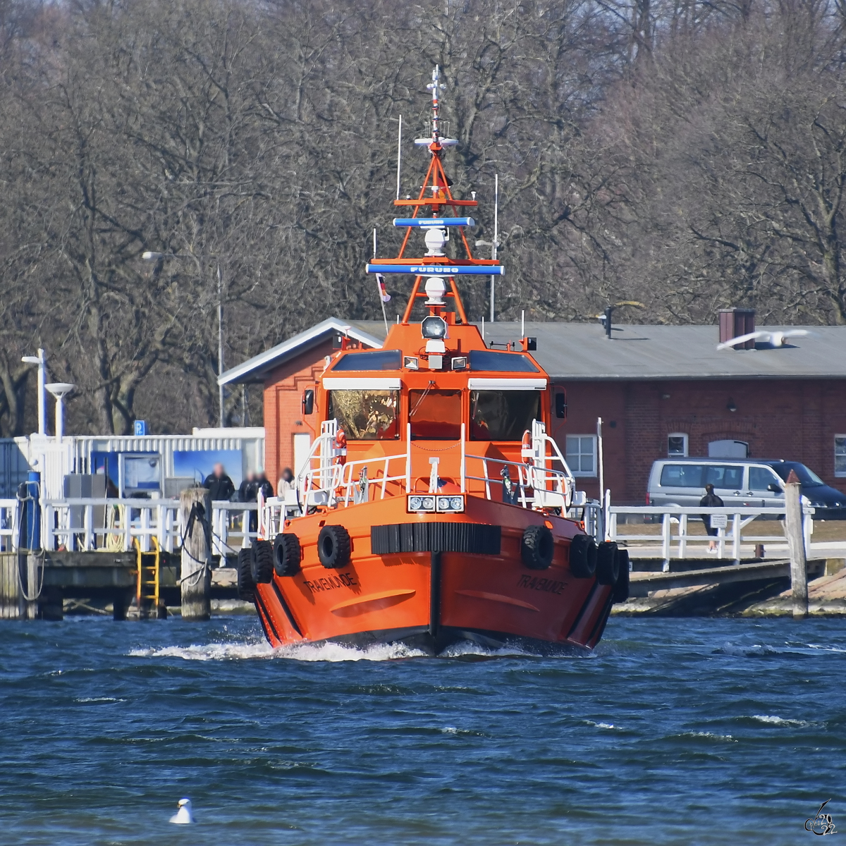 Das Lotsenboot TRAVEMÜNDE fährt zum nächsten Einsatz. (Priwall, März 2022)