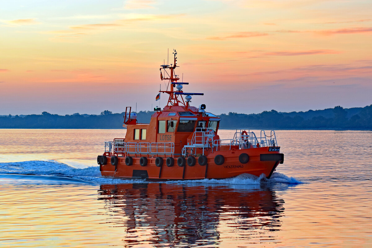 Das Lotsenversetzboot HOLTENAU kurz vor Sonnenaufgang des 4.8.2022 in der Ostsee vor Lübeck-Travemünde