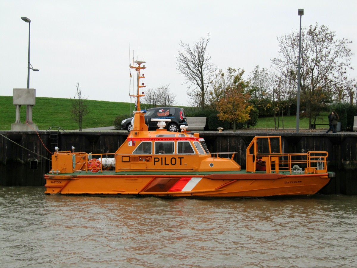 Das Lotsenversetzboot Öllermann (15 x 4m) am 24.10.2015 im Vorhafen vor der Schleuse Neuer Hafen in Bremerhaven.  