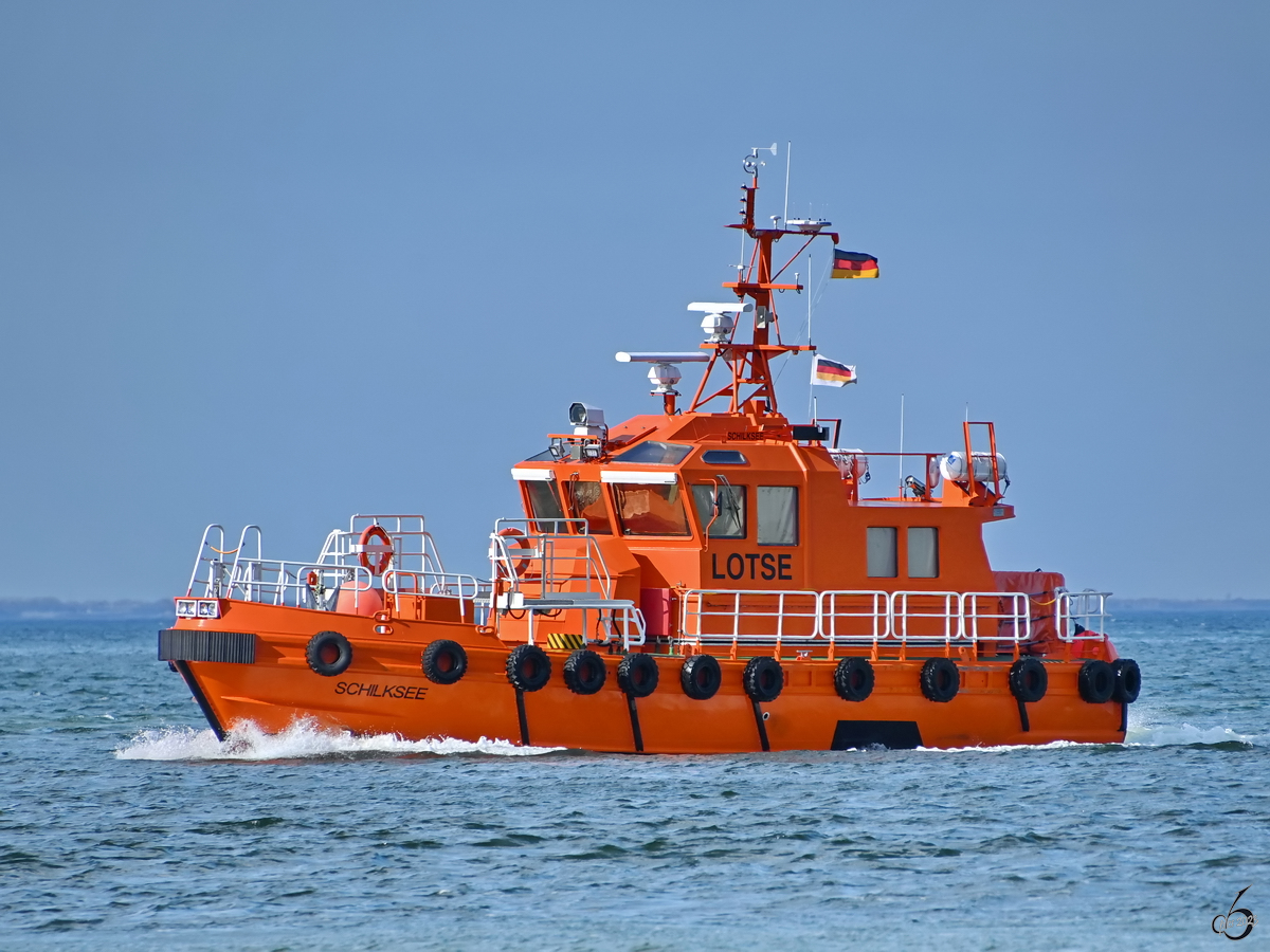 Das Lotsenversetzboot SCHILKSEE (MMSI: 211533590) kehrt hier Ende April 2023 nach Travemünde zurück.