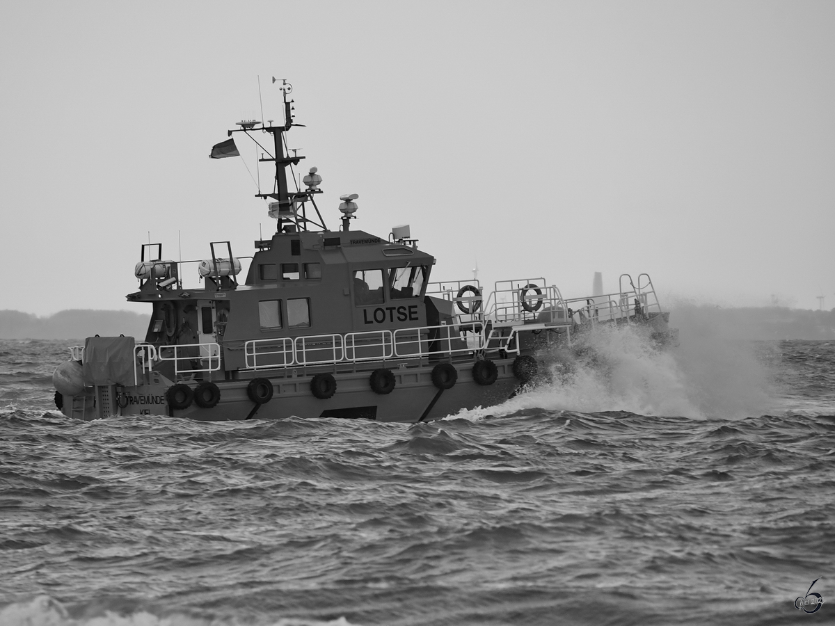 Das Lotsenversetzboot TRAVEMÜNDE (MMSI: 211533370) war Ende April 2023 in Travemünde zu sehen.