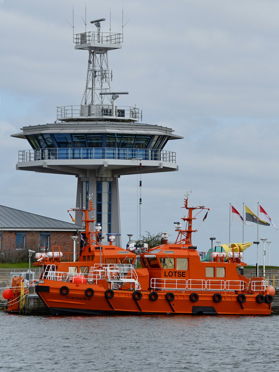 Das Lotsenversetzboot TRAVEMÜNDE (MMSI: 211533370) wartet auf den nächsten Einsatz, so gesehen Ende April 2023 in Travemünde. 