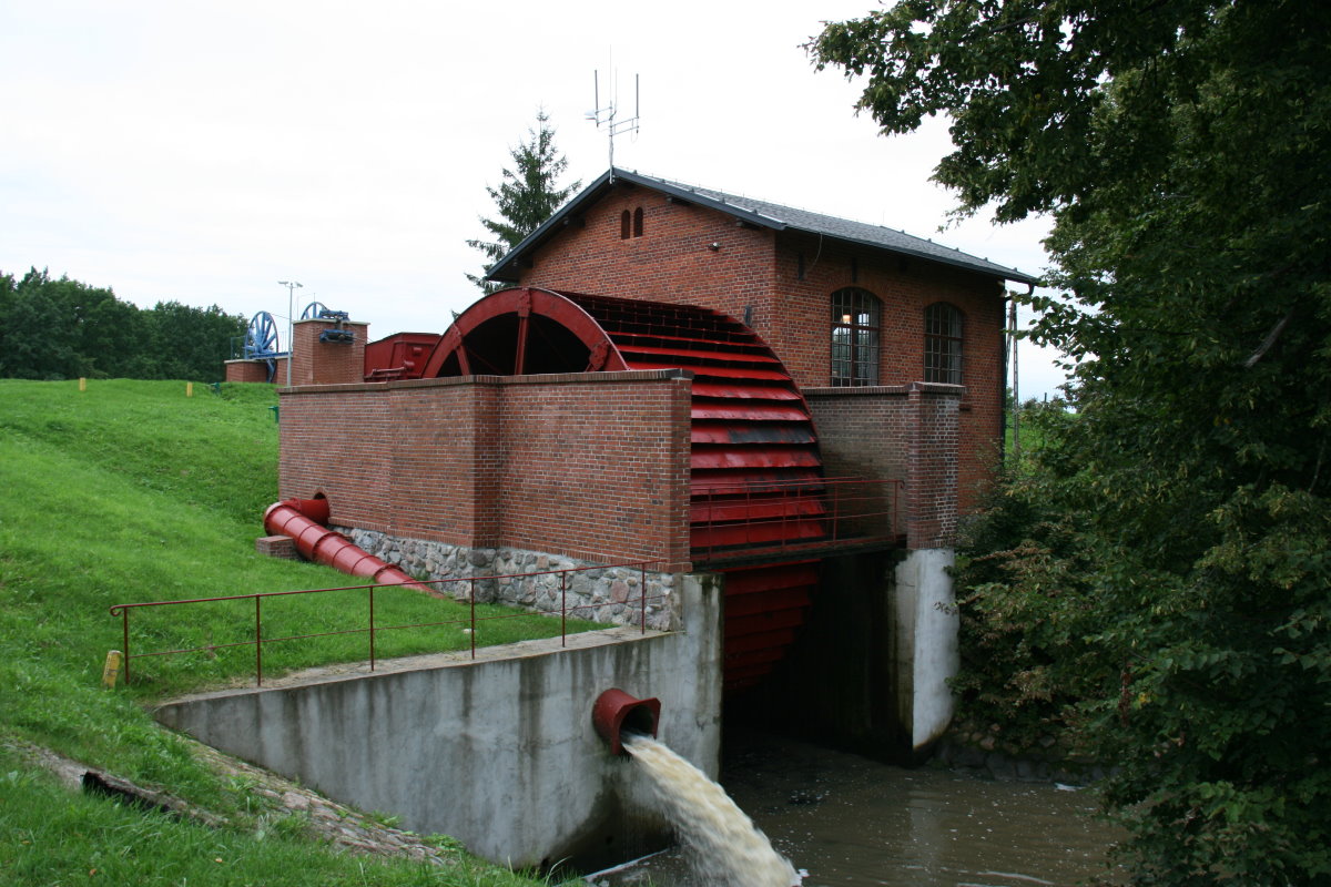Das Maschinenhaus vom Rollberg Katy am Oberländischen Kanal. Die Maschinen werden alle mit Wasserkraft betrieben. Das dazu benötigte Wasser wird aus dem oberen Kanal entnommen und anschließend dem unteren Kanalteil wieder zugeführt; 10.09.2017