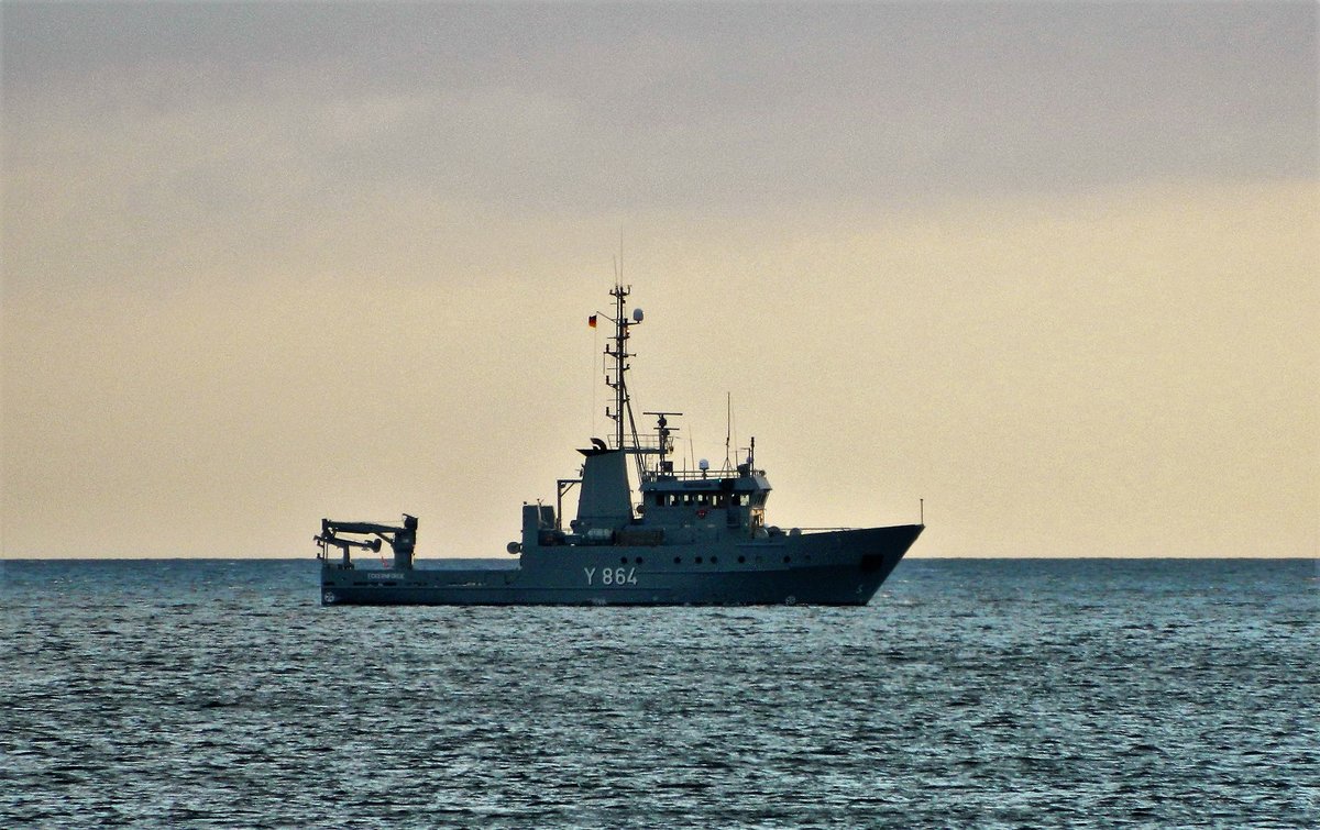 Das Mehrzweckboot  Mittelgrund  Y864 (Baujahr 1989) ist für die WTD71 im Einsatz. Am Morgen des 12.10.2017 fährt das Schiff in der Lübecker Bucht der aufgehenden Sonne entgegen.