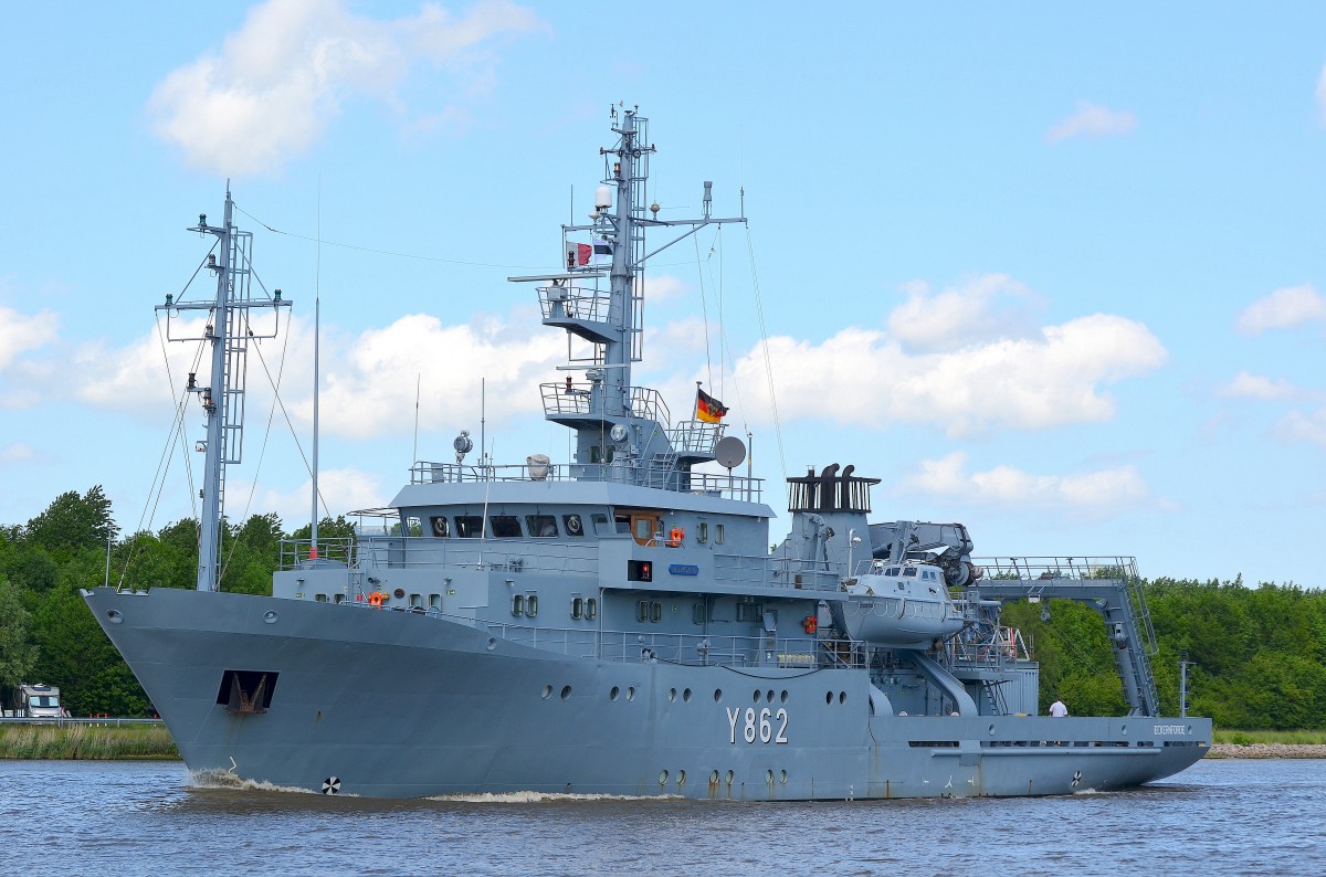 Das Mehrzweckboot Y862 Helmsand Flagge:Deutschland Länge:57.0m Breite:11.0m im Nord-Ostsee-Kanal 06.06.15