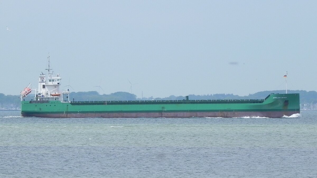 Das Mehrzweckschiff  ARKLOW BEACH , IMO 9638783, am 22.05.23, in der Kieler Förde vor Laboe. Das Schiff fährt unter niederländischer Flagge für die irische Reederei  ARKLOW SHIPPING .