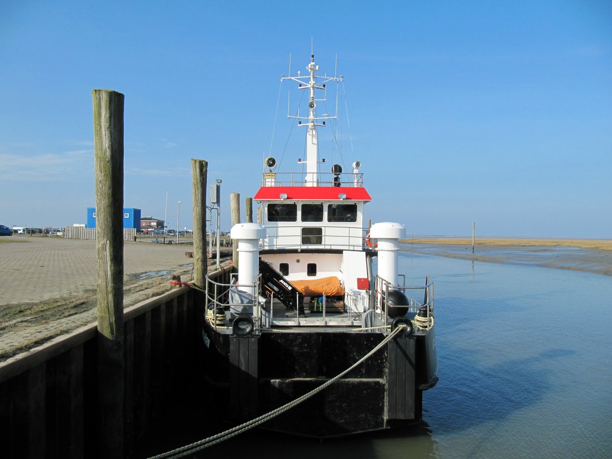 Das Mehrzweckschiff Utlandshörn (24 x 7m) des Niedersächsischen Landesbetriebes f. Wasserwirtschaft , Küsten u. Naturschutz ist u.a. für die Befahrbarkeit der Fahrwasser zu den Ostfriesischen Inseln zuständig und lag am 30.03.2018 im Hafen von Neßmersiel. 