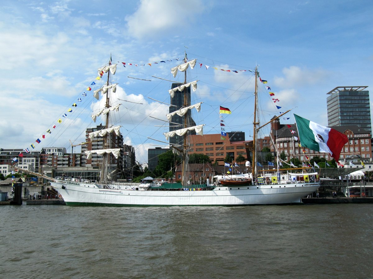 Das Mexikanische Segelschulschiff Cuauhtemoc (IMO 8107505 , 90,5 x 12m) lag am 17.06.2016 an den Brücken 9-10 / Landungsbrücken im Hamburger Hafen. Die Bark wurde am 29.07.1982 in Dienst gestellt. Der Heimathafen ist Acapulco.