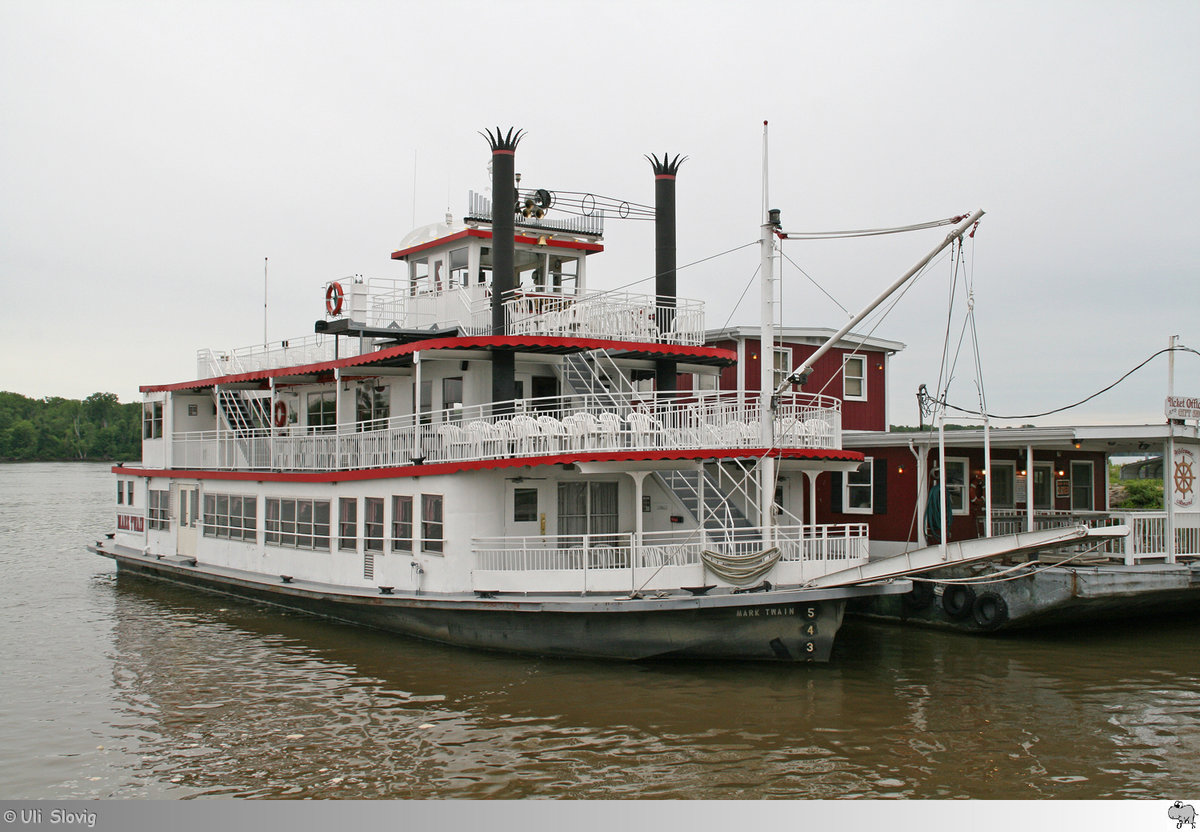 Das Mississippi Fahrgastschiff  Mark Twain  liegt am 16. Mai 2016 im Hafen von Hannibal, Missouri / USA.