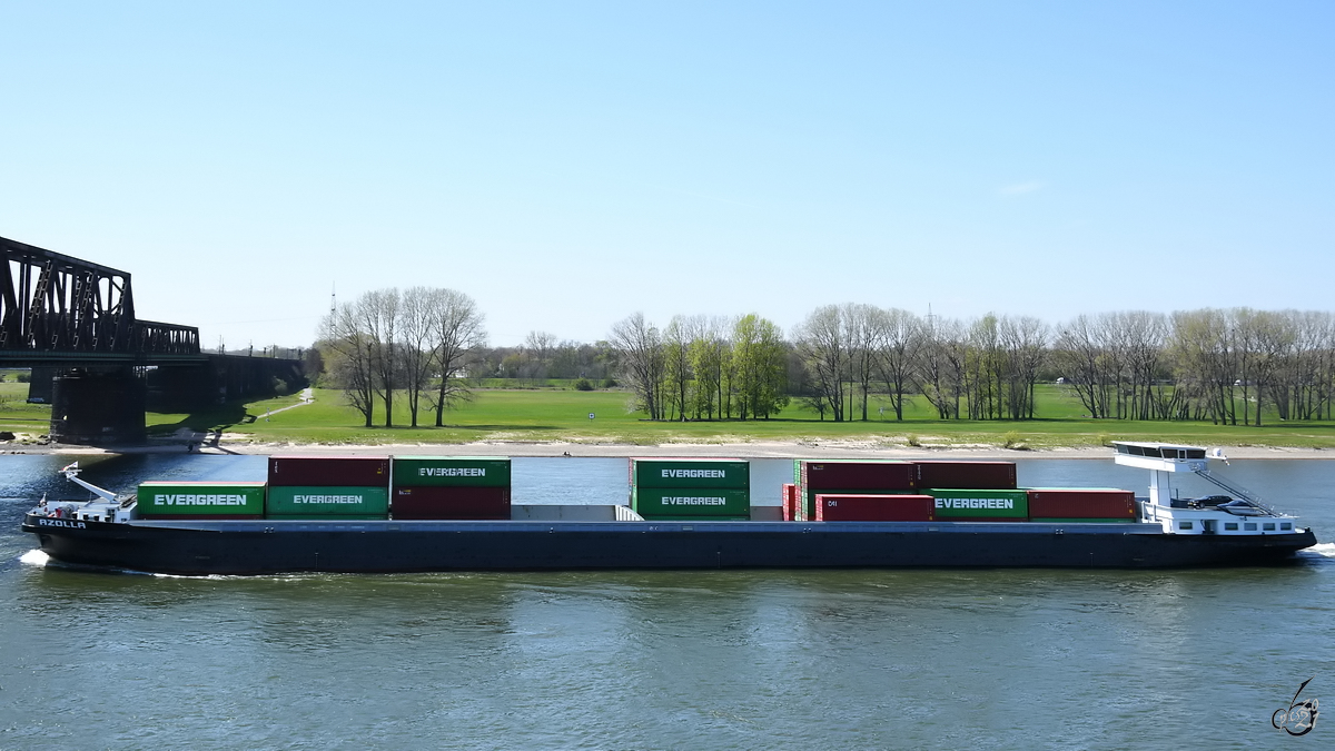 Das mit Containern beladene Gütermotorschiff AZOLLA (ENI: 02329306), welches Mitte April 2021 auf dem Rhein unterwegs war.