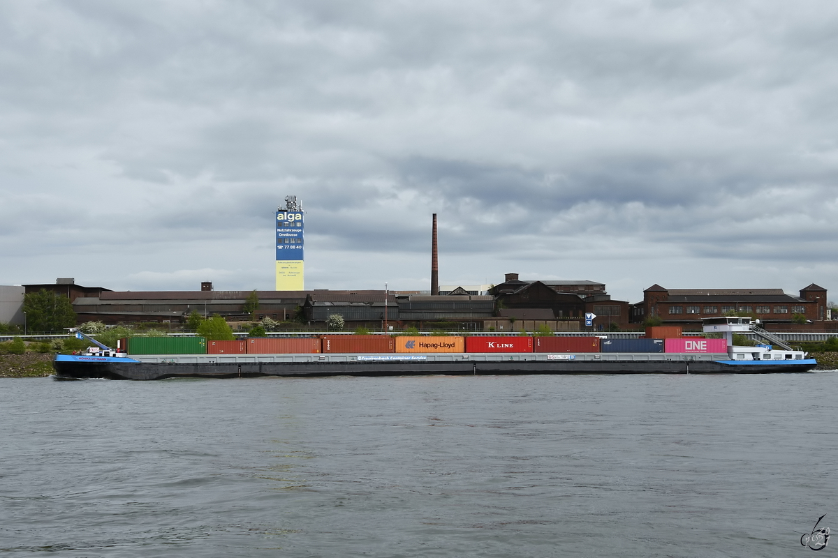 Das mit Containern beladene Gütermotorschiff MONIKA DEYMANN (ENI: 02335636) war Anfang Mai 2021 auf dem Rhein bei Duisburg zu sehen.