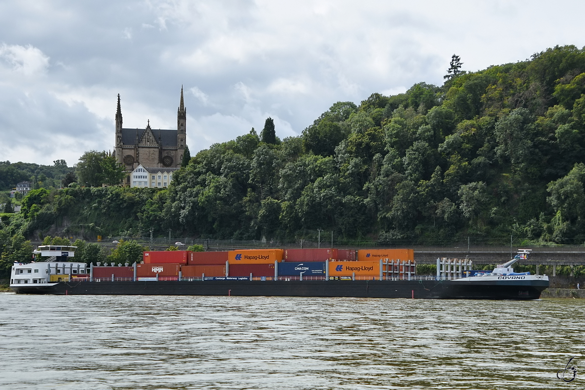 Das mit Containern beladene Gütermotorschiff COVANO (ENI: 02323931) war Anfang August 2021 auf dem Rhein bei Remagen zu sehen.