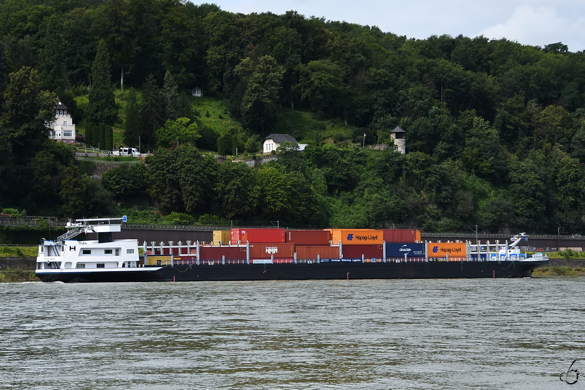 Das mit Containern beladene Gütermotorschiff COVANO (ENI: 02323931) war Anfang August 2021 auf dem Rhein bei Remagen zu sehen.