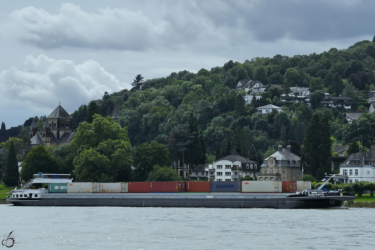 Das mit Containern beladene Gütermotorschiff SUSTENTO (ENI: 02332260) war Anfang August 2021 auf dem Rhein bei Remagen zu sehen.