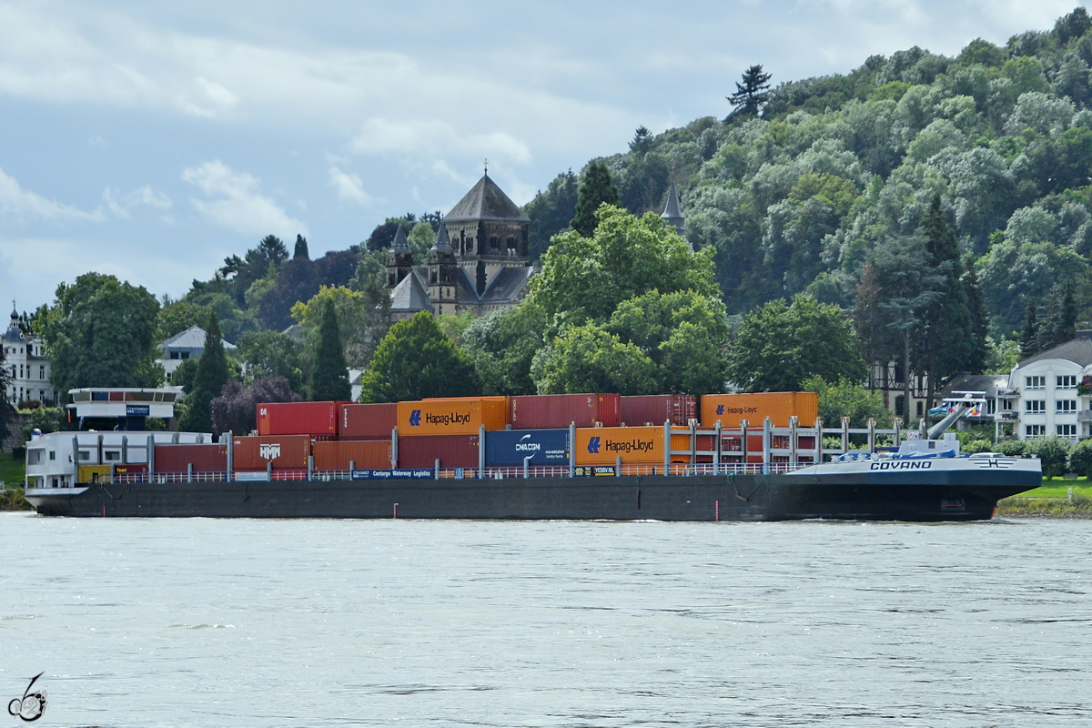 Das mit Containern beladene Gütermotorschiff COVANO (ENI: 02323931) war Anfang August 2021 auf dem Rhein bei Remagen zu sehen.