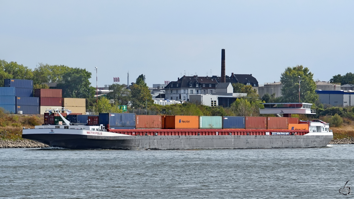 Das mit Containern beladene Gütermotorschiff METROPOLIS (ENI: 06105188) auf dem Rhein, so gesehen Ende August 2022 in Duisburg.