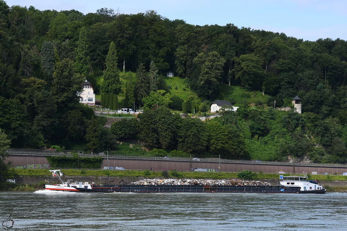 Das mit Schrott beladene Gütermotorschiff CHRISTA (ENI: 02324080) war Anfang August 2021 auf dem Rhein bei Remagen zu sehen.