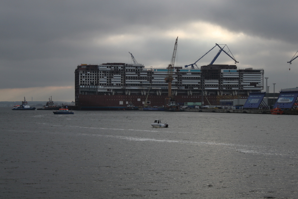 Das Mittelstück der Global Dream beim Ausdocken am 22.11.2019 in Warnemünde. 