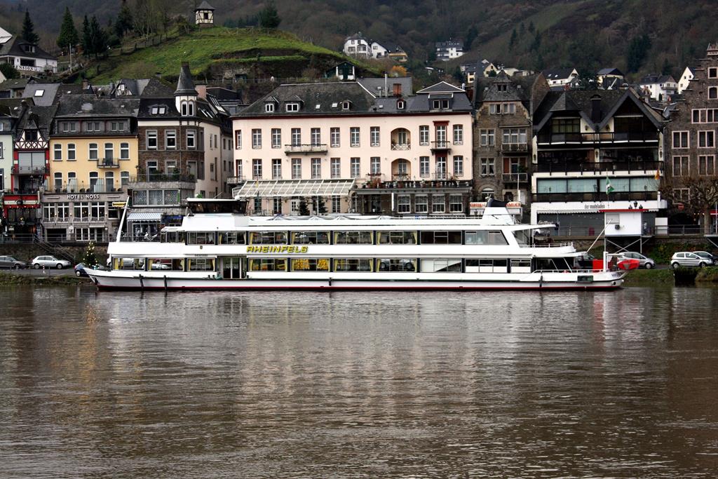 Das Mosel Fahrgastschiff  Rheinfels  lag weihnachtlich mit einem Tannenbaum geschmückt am 5.12.2015 in Cochem.