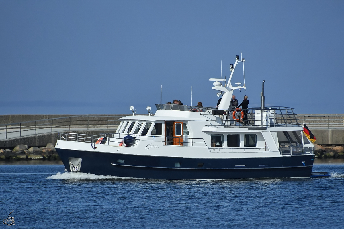 Das Motorboot CETARA ist hier Ende März 2022 in Travemünde unterwegs.