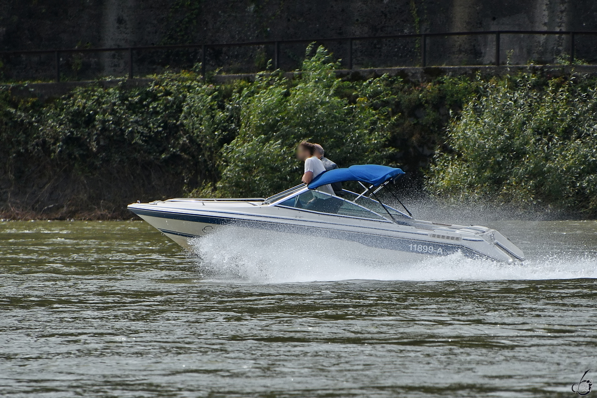 Das Motorboot EMILIA fährt rheinaufwärts, so gesehen Anfang August 2021 in Remagen.