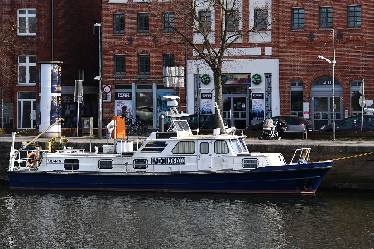 Das Motorboot EVENT HORIZON hat in Lübeck angelegt. (März 2022)