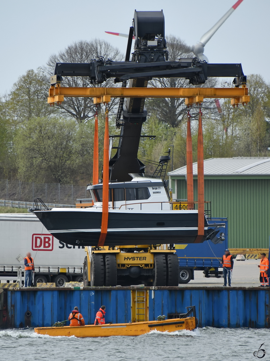 Das Motorboot HARMAA wird gerade zu Wasser gelassen, so gesehen Anfang Mai 2023 in Travemünde.