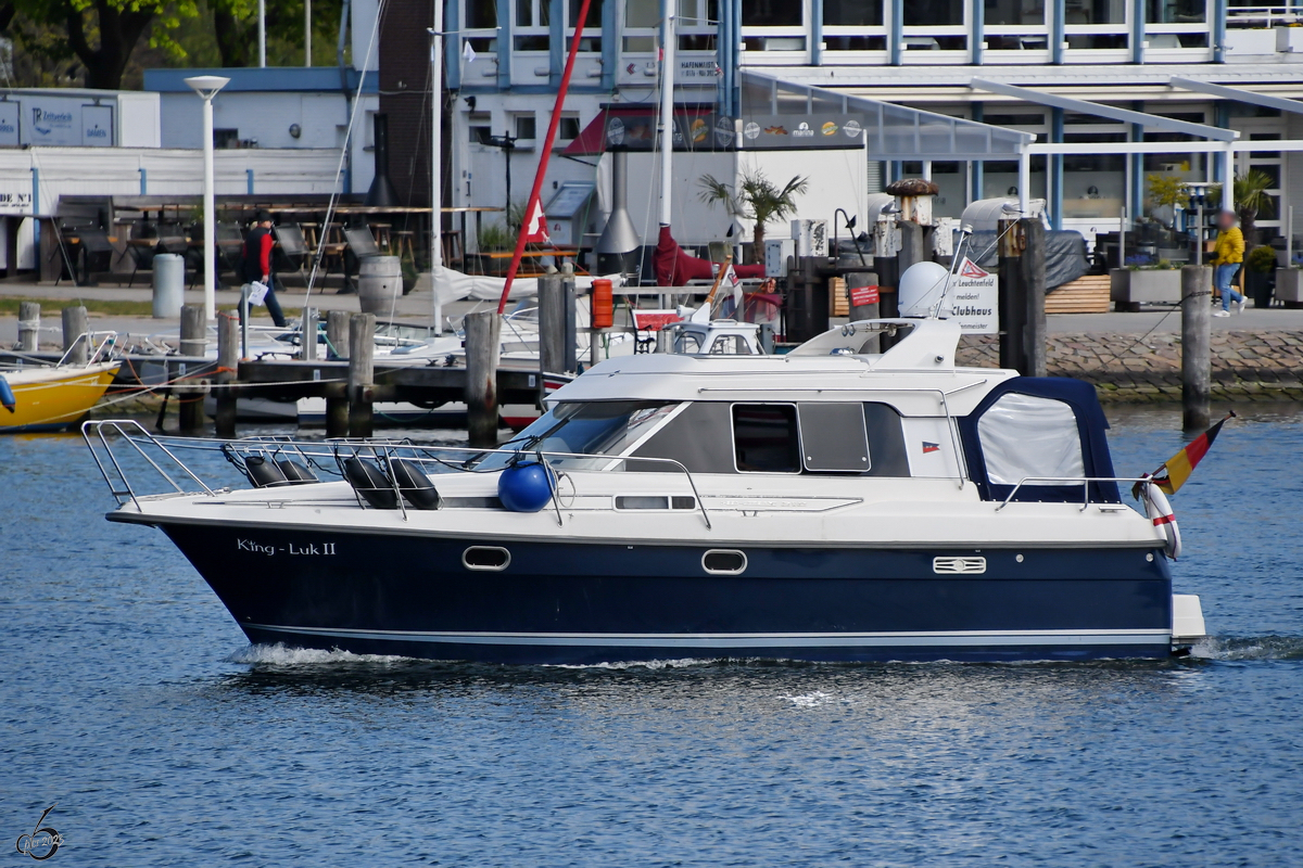 Das Motorboot KING-LUK II ist auf der Trave unterwegs, so gesehen Anfang Mai 2023 in Travemünde.