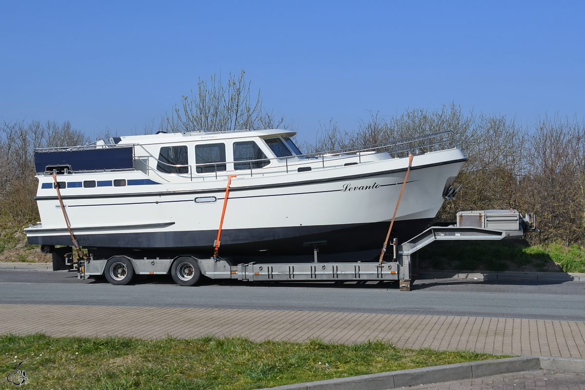 Das Motorboot  Levanto  war Mitte März 2022 auf einem Rastplatz an der A20 abgestellt.