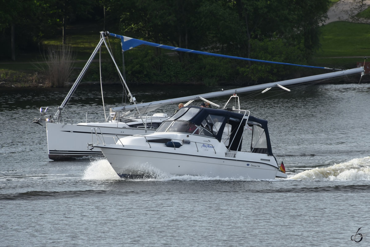 Das Motorboot  MoMaus  Ende April 2018 am Stadtrand von Potsdam.