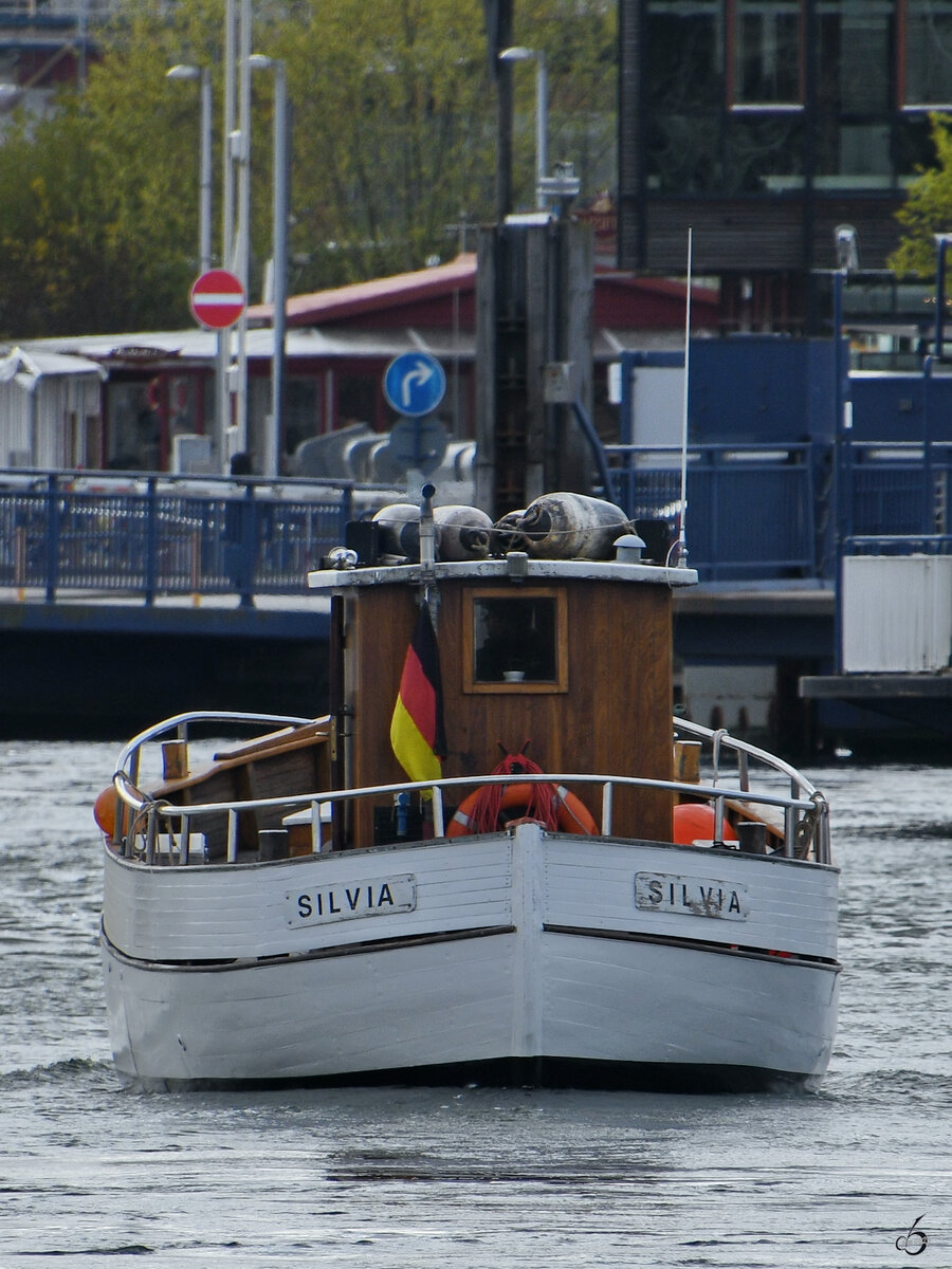 
Das Motorboot SILVIA befährt die Trave. (Priwall, Mai 2023)