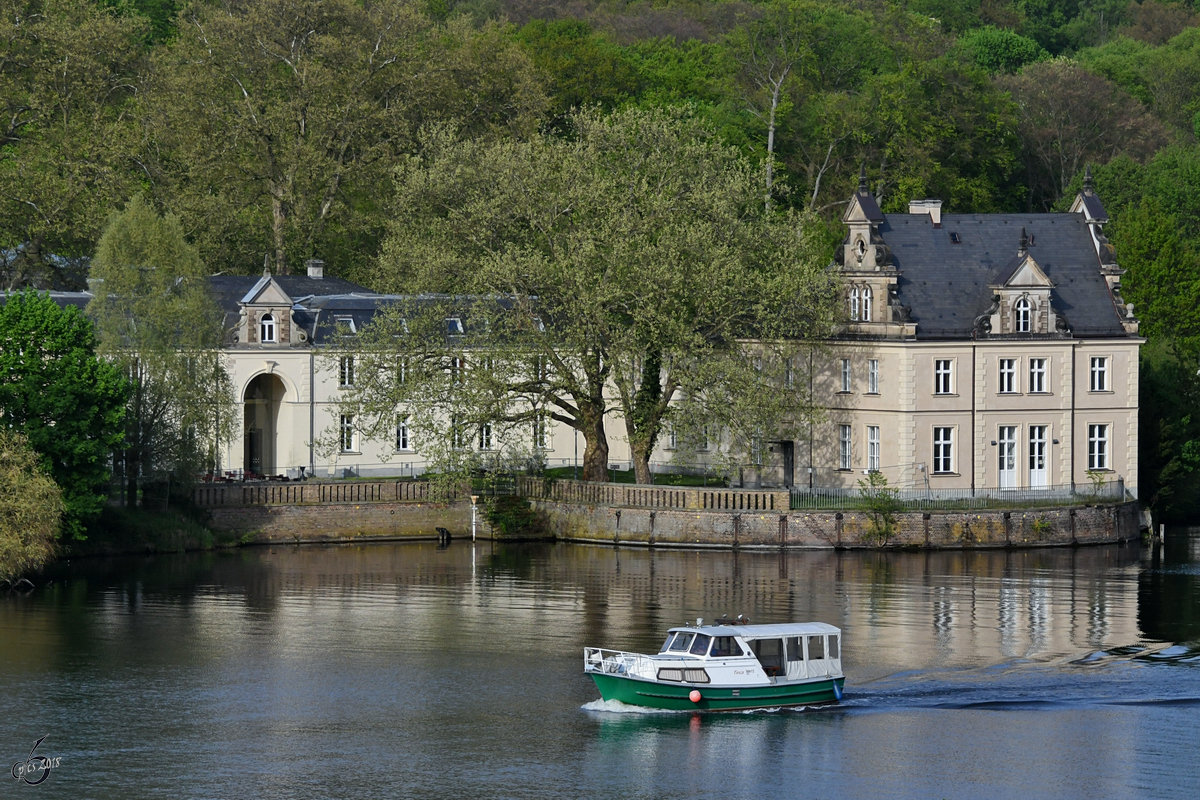 Das Motorboot  Tinca  auf dem Teltowkanal vor dem Jagdschloss Glienicke. (Berlin, April 2018)