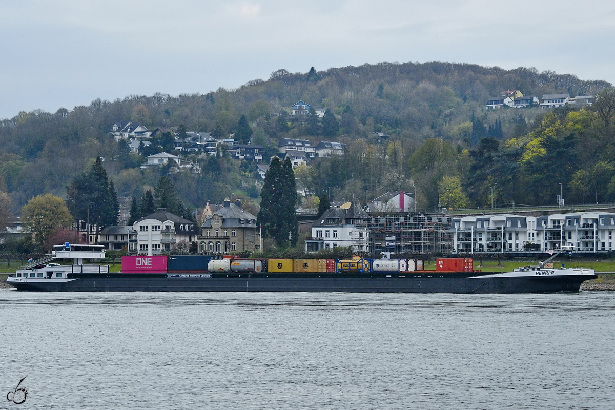 Das Motorgüterschiff  HENRI-R  (ENI: 02317788) ist Mitte April 2021 auf dem Rhein unterwegs.